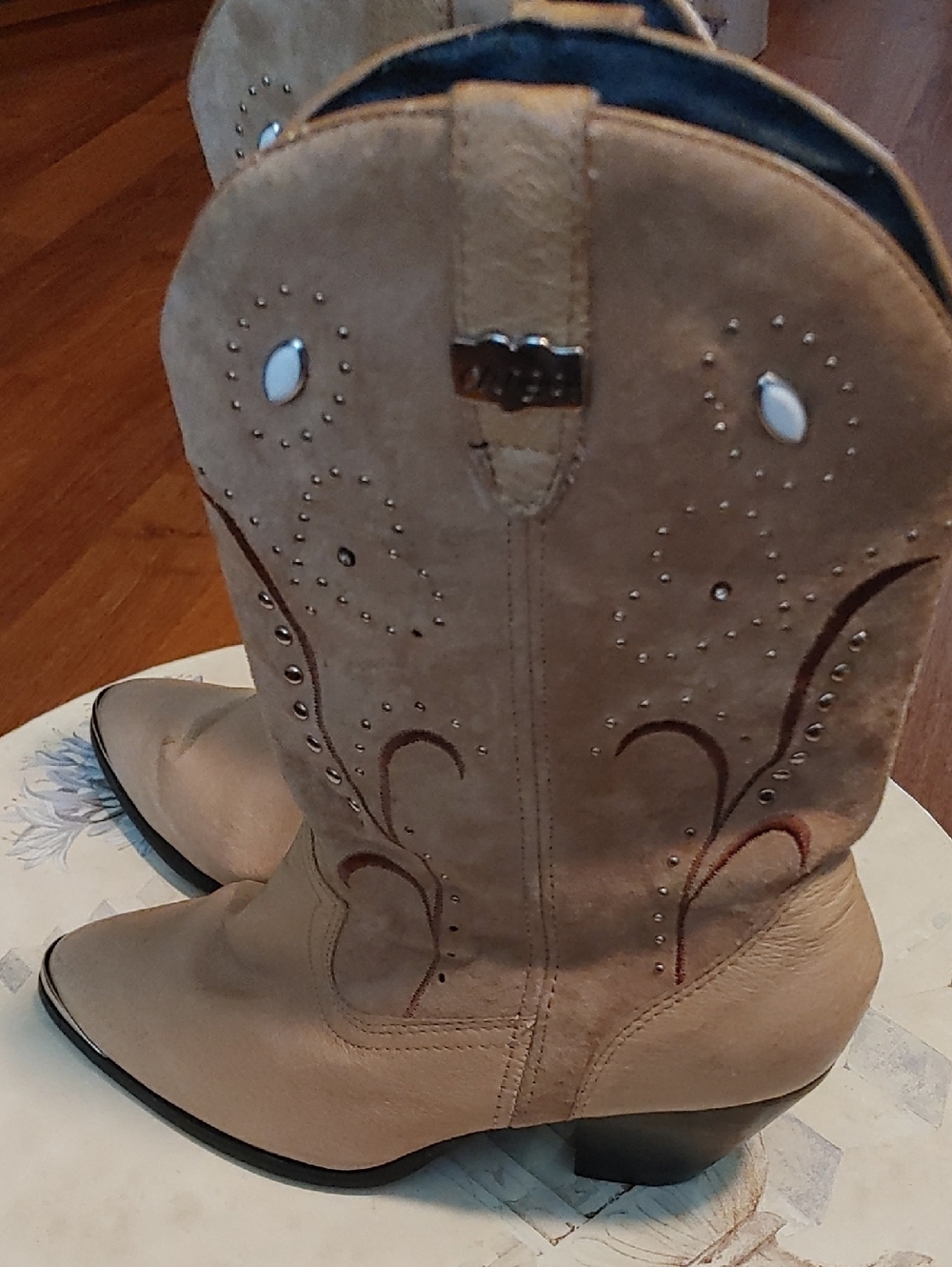 dingo Tan Suede Western Boots with Stud Accents Sz. 7.5 M